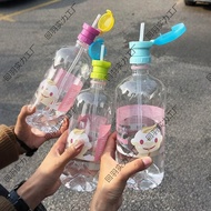 Penutup cawan straw yang comel milik Ruth adalah penyesuai universal untuk botol air mineral kanak-k