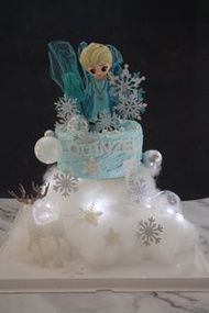 Elsa蛋糕 （蛋糕不會掂到，下層是棉花球亦不能食用的）