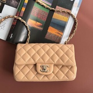 Mini CF 20 經典迷你口蓋包 ::CHANEL:: 奶茶色羊皮菱格紋淡金雙C方胖子斜背鍊包 口蓋包 Classic Flap 20cm Mini Bag