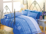 ผ้าปูที่นอน พรีเมียร์ ซาติน Premier Satin รหัสสินค้า P089 ลายดอกไม้สีฟ้า  ขนาด 3.5ฟุต 5ฟุต และ 6 ฟุต สำหรับที่นอนสูง 11 นิ้ว กันไรฝุ่น