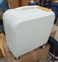 簡易行李箱 18寸 PC材質 單獨電腦層 輕音萬向輪