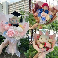 〔每款價錢不一樣，閱讀下文〕特價‼️2026迪士尼官網正版 冰雪奇緣elsa畢業公仔花束 （$509）、、wish me mell公仔花束（$259）、、柏靈頓熊公仔花束（$289）