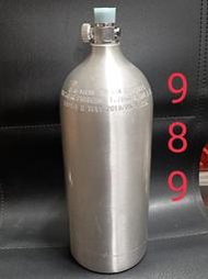 高壓鋁瓶 容量2公升 高度33cm 寬度11.5cm，品相如圖所示，虧售1000元。