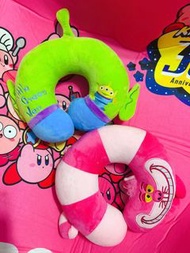 推薦：反斗奇兵三眼仔頸枕 妙妙貓頸枕 柴郡貓頸枕 午睡枕頭 U型頸枕 旅行頸枕 ✨ $68@1 不議價 不包郵 直徑約30 cm ✨ ✨精緻刺繡 ✨立體設計 ｛三眼仔有天線有耳仔 妙妙貓有手有尾巴｝ 