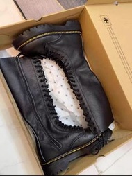 🌟誠信商家🌟 Dr. Martens 馬丁博士 女款20孔荔枝紋軟皮黑色騎士長筒靴 尺碼36-45