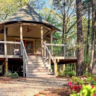 โรงแรม Luxurious Romantic Glamping Cabin with Outdoor Tub near Lake Fork in East Texas - Point