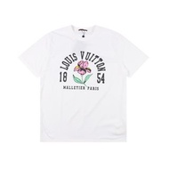 Louis Vuitton LV鳶尾花1854復古印花短袖T恤
弧形環繞LOUIS VUITTON字母，1854創始年份，MALLETIER PARIS巴黎制箱師字樣，還原品牌百年奢品基因
手繪風粉紫