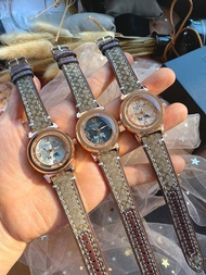 มาใหม่นาฬิกา Coach  นาฬิกาแฟชั่น สำหรับผู้หญิง นาฬิกาข้อมือ สายหนังซิกเนเจอร์โคทเพชรกลิ้ง
