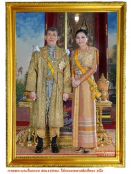 กรอบรูปหลุยส์ ไม้เทียม ขนาดกรอบใหญ่ 3นิ้ว พร้อมภาพพระบรมด้านในกรอบ 80x120 ซม.