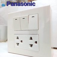 Panasonic (พานาโซนิค)  3 สวิตช์ไฟ 1 ปลั๊กกราวด์คู่ หน้ากาก 6 ช่อง บล็อคลอยติดผนัง 4 × 4 พร้อมจัดส่ง