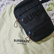 Burberry TB消光LOGO  直立式胸包