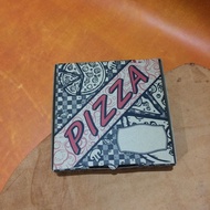 Pizza motif box measuring 22 cm x 22 cm x 5 cm