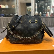LV M23392 Bella 水桶包
