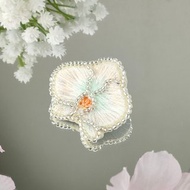 胡蝶蘭の刺繍ブローチ　小