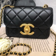 Chanel 香奈兒24B 黑金雙C大金扣 迷你口蓋包單肩包斜挎包 芯片款