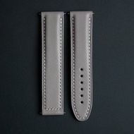 淺灰色 Barenia 小牛皮錶帶，適用於 Omega 摺疊錶扣