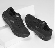 Sketchers MAX CUSHIONING ARCH FIT