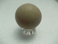 夜明珠原礦石~夜明珠球自然圓51.5mm有微拋光外還看的到石表層皮~附座