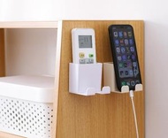 日本暢銷 - 壁掛式遙控器收納盒手機充電支架免打孔電源線插座收納掛架