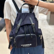 💎Han's house精品服飾💎 BURBERRY 巴寶莉 The Rucksack 尼龍 中號 軍旅 後背包 海軍藍 80784381
