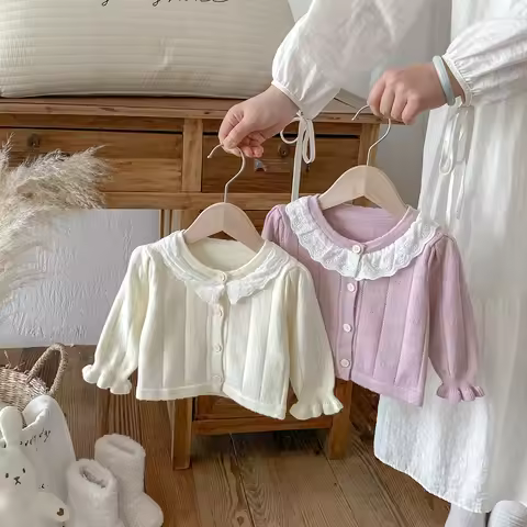A cute and casual sweater for baby girls in autumn and winter, featuring a knitted cardigan with a l