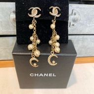 Chanel 杜拜系列垂墜人造珍珠夾式耳環