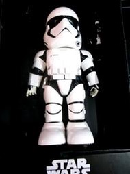 UBTECH First Order  Stormtrooper Robot～～風暴兵互動機器人一邊腳有斷裂 