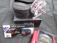 福袋 DAIWA BJ75D 超輕量 前打輪 送 日本daiwa夾式偏光鏡眼鏡+黑鯛工房腰袋