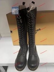 Dr.Martens 騎士靴舒適軟皮黑色女款20孔荔枝紋