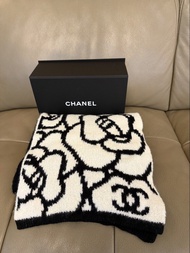 CHANEL 黑白山茶花羊絨圍巾雙面