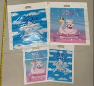 1999年Hello Kitty 25周年天鵝飛華手挽膠袋 大$10@ 小$5