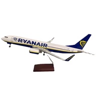 โมเดลเครื่องบินโบอิ้ง 737-800 ของสายการบินไรอันแอร์ พร้อมไฟ LED ในห้องนักบินและห้องโดยสาร โมเดลเครื่