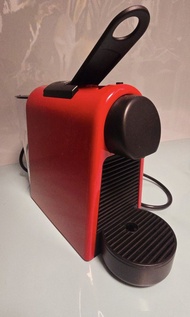 Nespresso D30 Essenza Mini 膠囊咖啡機 Made in Hungary 只用過兩次 設有兩個按鈕 可選不同份量 附說明書