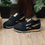 Reebok CLASSIC Utility BLACK GUM - 39