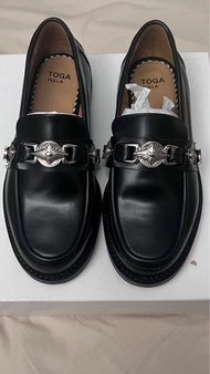 TOGA PULLA 黑色皮革樂福鞋