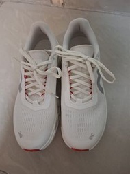 On Cloud 白色運動鞋