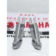 Front right footrest Kiri R/LR15 V2 R15 V3 xabre MT15 XSR 155 20P-F7461-00 original