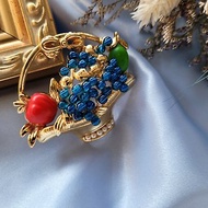 美國西洋古董飾品 / 藍色果凍葡萄串紅蘋果金色水果籃大型胸針