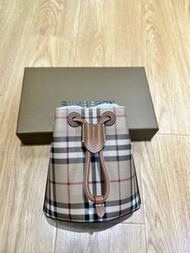 Burberry 格紋迷你水桶包