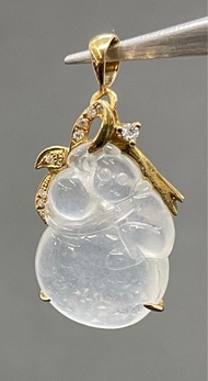 18K黃金伴鑲鑽石玉靈猴賀壽桃吊墜 掛件 18K Yellow Gold Pendant with Diamond-Set Jade Monkey and Longevity Peach