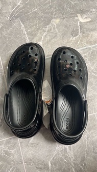 crocs stomp黑色漆皮厚底鞋