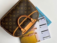::Louis Vuitton:: 降價不議 LV 小珍包 花紋手提包