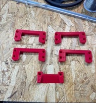 Milwaukee PACKOUT 米沃奇 3D打印   可以放在板車上邊扣工具箱。 可以在木板上邊扣工具箱。五個一套 65元