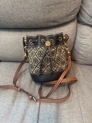 Tory Burch 老花水桶袋 Monogram Mini Bucket Bag
