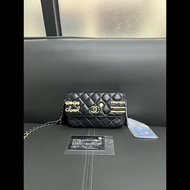 Chanel Limited edition woc
徽章髮夾手機包