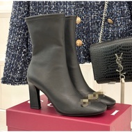 Women's boots, the fabric is made of leather. The insoles and uppers are all made of sheepskin. The 