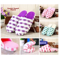 Comfortable and anti-slip home slippers with checkered pattern ok