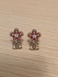 Chanel閃石Logo粉紅山茶花耳環