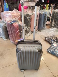全新行李箱，18吋，密碼鎖，飛機輪，板橋江子翠捷運站五號出口自取特價18吋880元，不議價