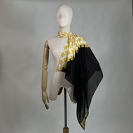 Guy Laroche - Signature Scarf ผ้าพันคอ จตุรัส ขนาด 100*100 ซม. ลาย Tri Logo GS5MDY